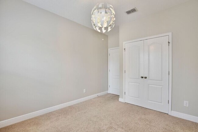 Building Photo - Beautiful 3/2.5 Spacious Townhome with a Private Courtyard and a 2 Car Garage in the Desirable Sa...