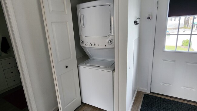 Building Photo - Modern, Brand New Build, Move-In Ready One...