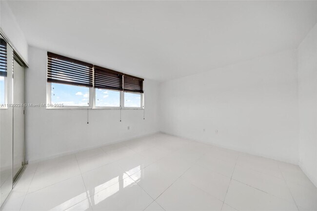 Building Photo - 1175 NE Miami Gardens Dr