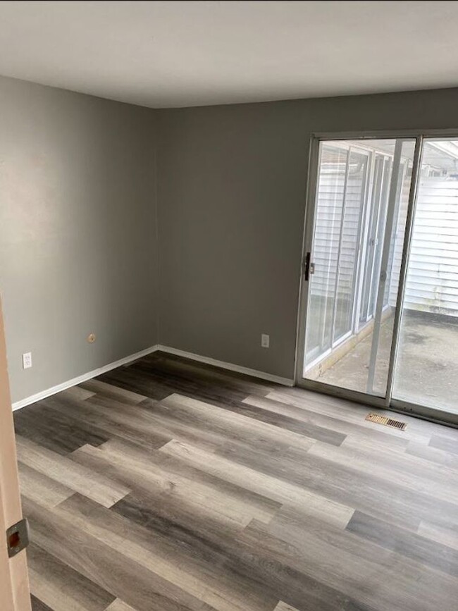 Building Photo - Renovated townhome! 3 beds, 2 baths, best ...