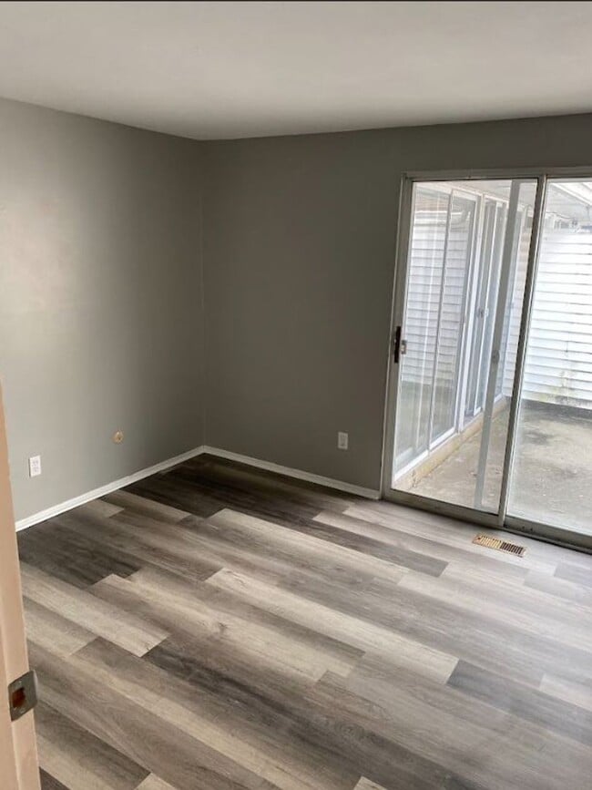 Building Photo - Renovated townhome! 3 beds, 2 baths, with ...