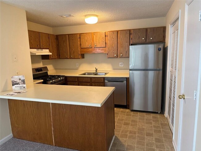 Building Photo - 1600 Oakpoint Dr SW