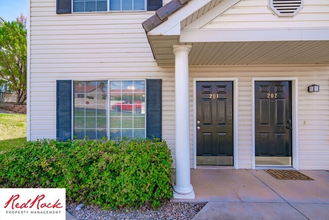 Building Photo - 2 Bedroom Townhome Available