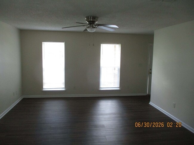 Building Photo - 2201 Beachview Dr