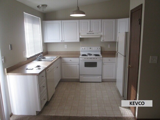 Building Photo - Beautiful Three Bedroom Home!