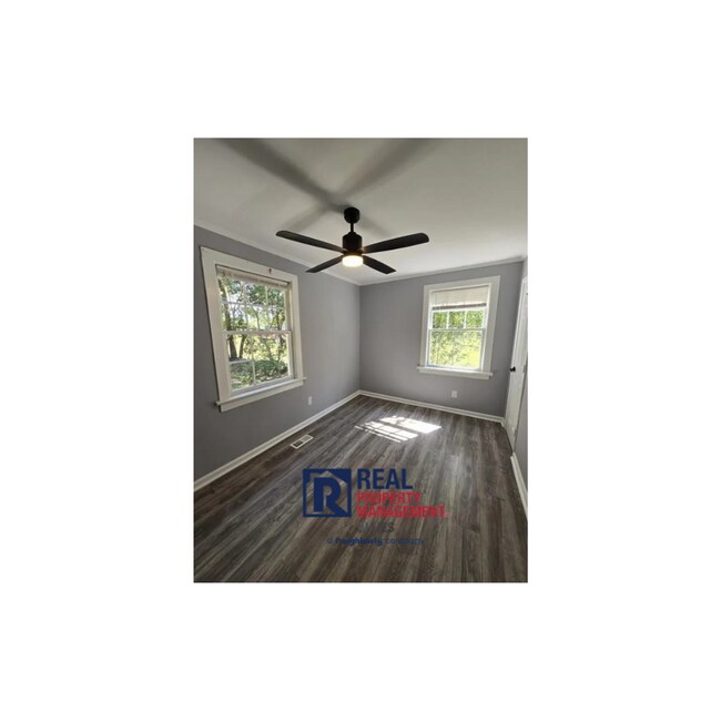 Building Photo - Fully Renovated and 10 minutes to downtown...