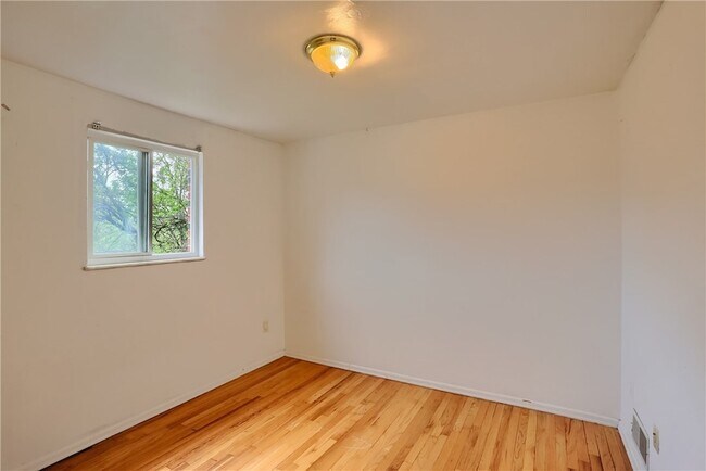 Building Photo - 448 Brierly Ln