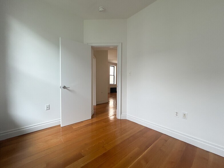 Building Photo - 609 W 137th St
