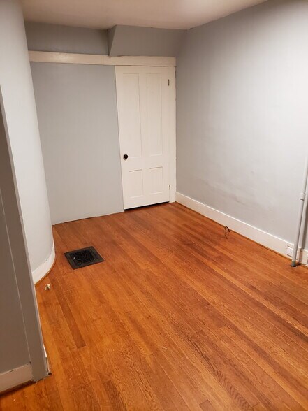 Building Photo - 196 Main St