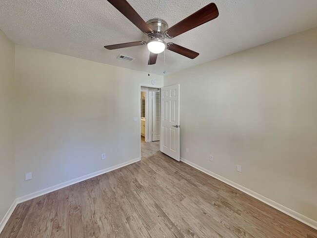 Building Photo - 110 S Village Knoll Cir