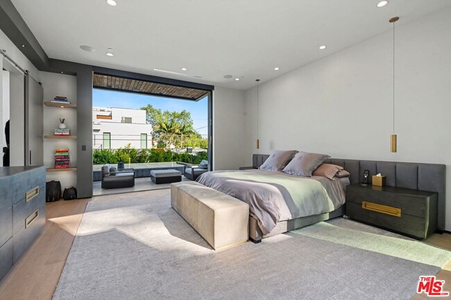 Building Photo - 418 N Sweetzer Ave