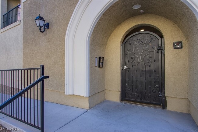Building Photo - 2555 Hampton Rd
