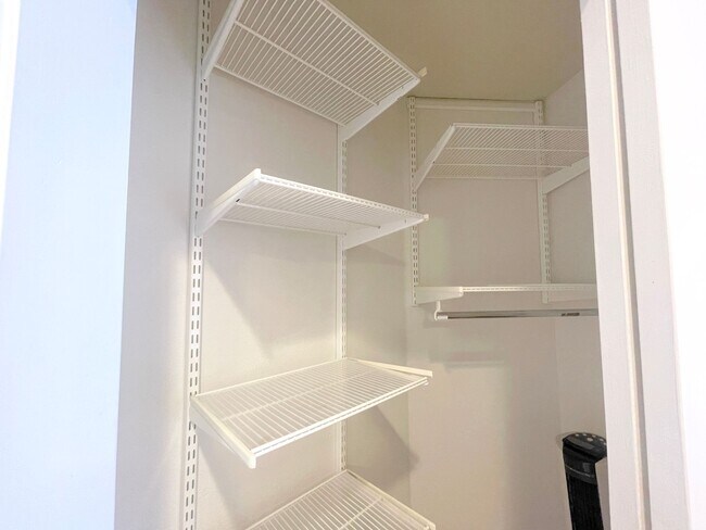 Building Photo - Twin Peaks: Remodeled Condo with Garage Pa...