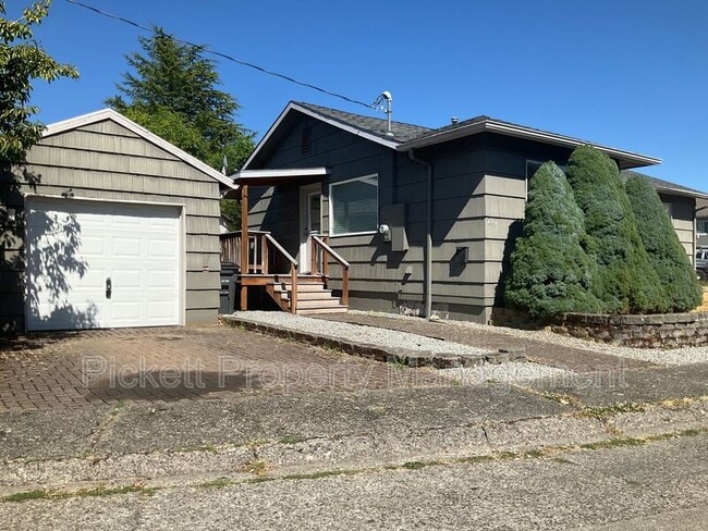 Primary Photo - 230 Apple St