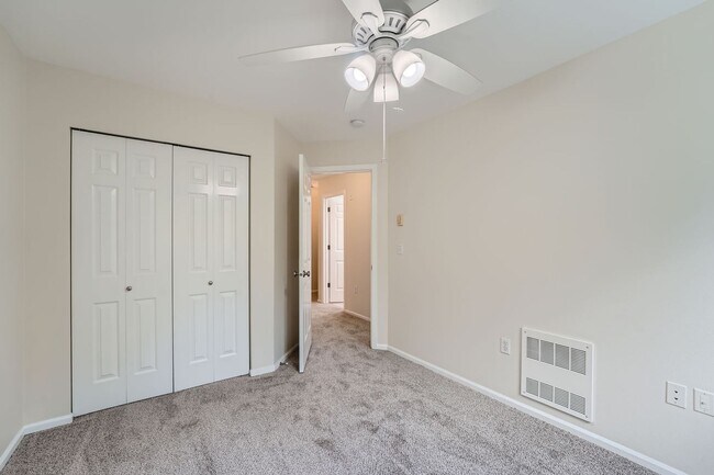 Building Photo - 3bed/2.5 End Townhome Unit with Attached Garage in Renton!