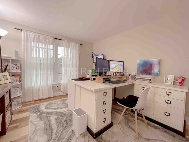 Building Photo - Townhome in the Cherry Creek School District!