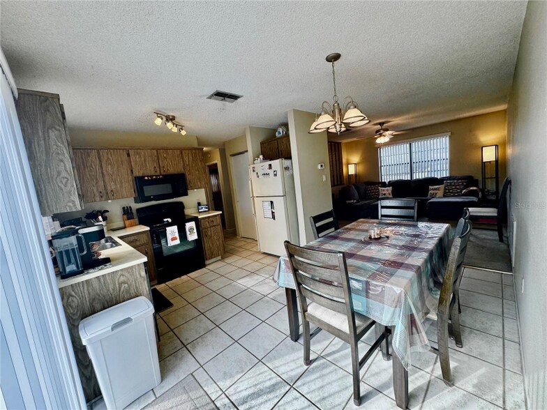 Building Photo - 13188 Delbarton St