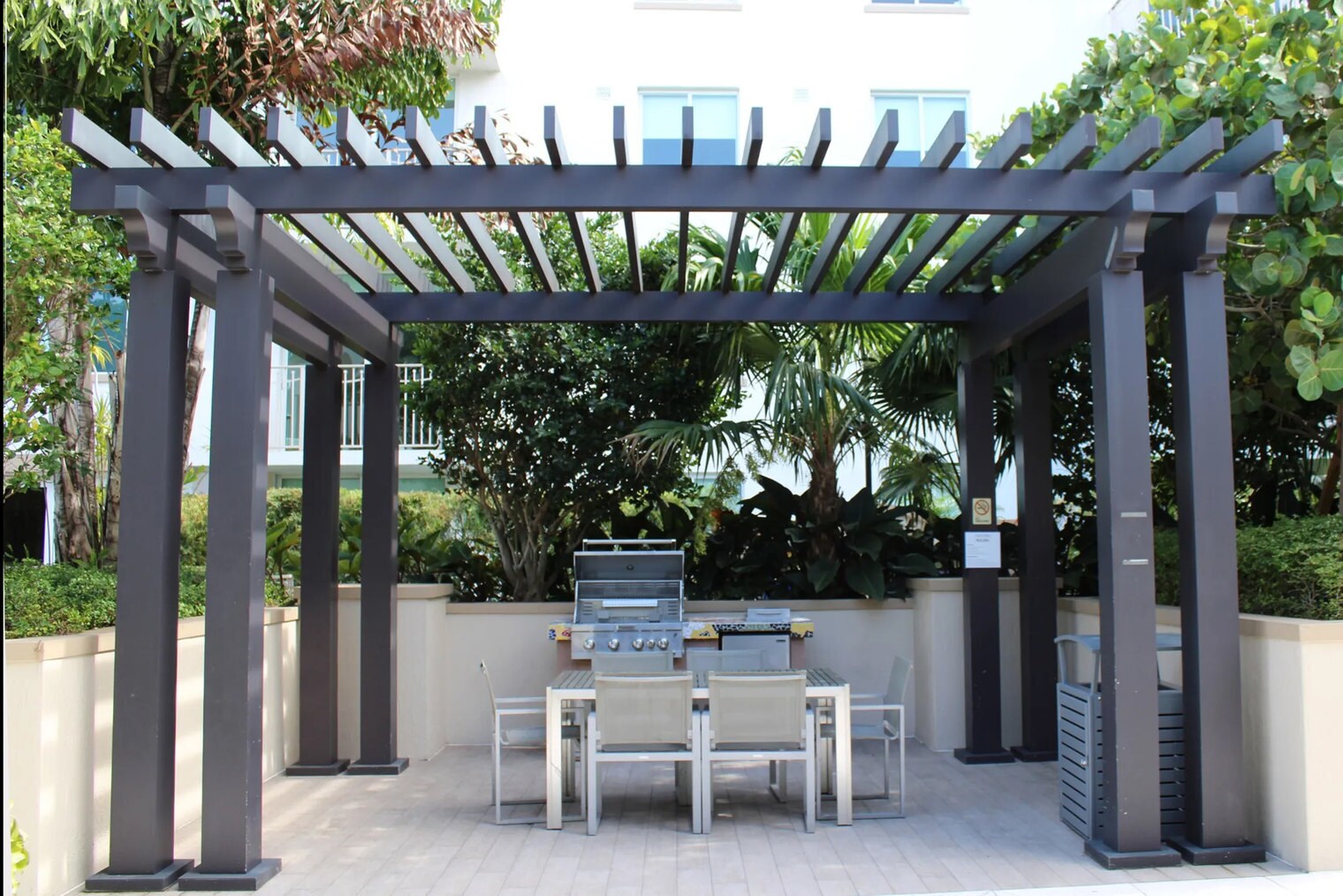 Building Photo - 3880 NE 6th Ave