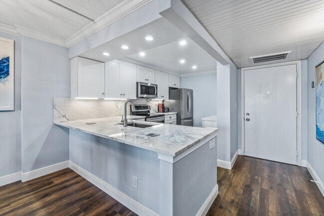 Building Photo - 14 Royal Palm Way