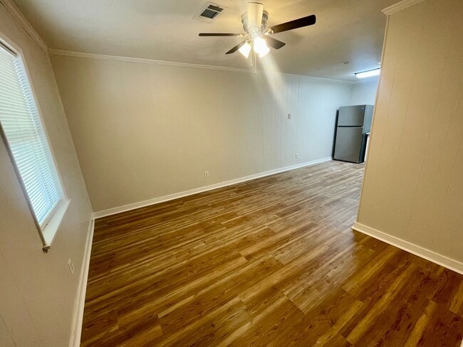 Building Photo - 2 Bed, 1 Bath Available NOW in Brandon!