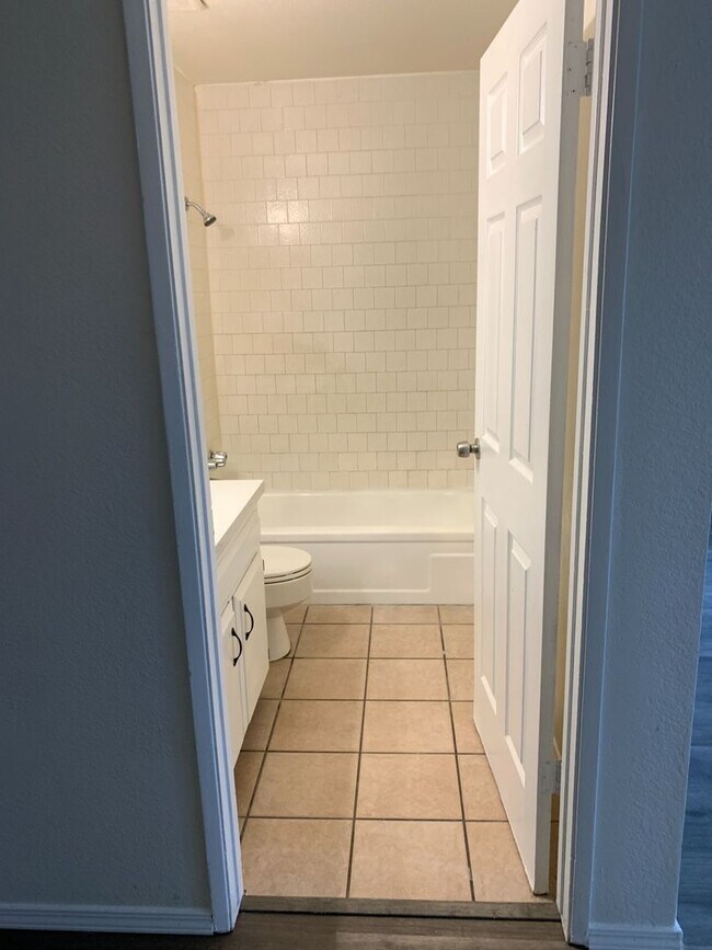 Building Photo - 4401 Parkwood Ct