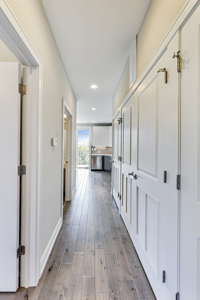 Building Photo - 317 W Evergreen Ave