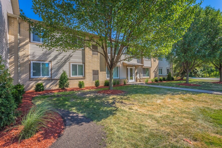 Building Photo - Chestnut Lake