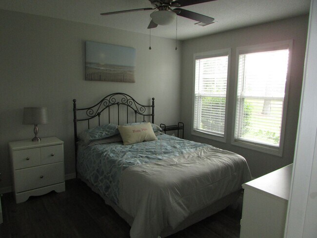 Building Photo - This is a 2 Bedroom, 2 Bathroom Completely...