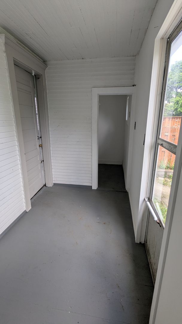 Building Photo - Spacious 5-bedroom, 1-bath home offers flexible living across multiple levels in Akron