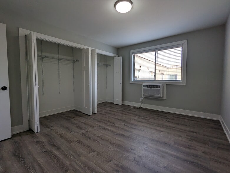 Building Photo - 530 W Surf St