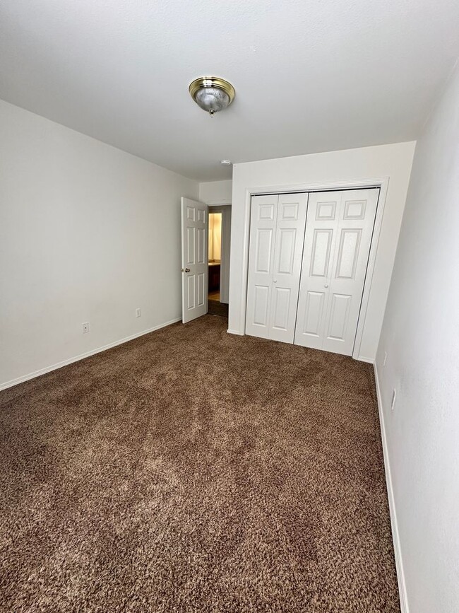 Building Photo - Lovely 3 Bedroom Apartment- Close to Schools/Parks!