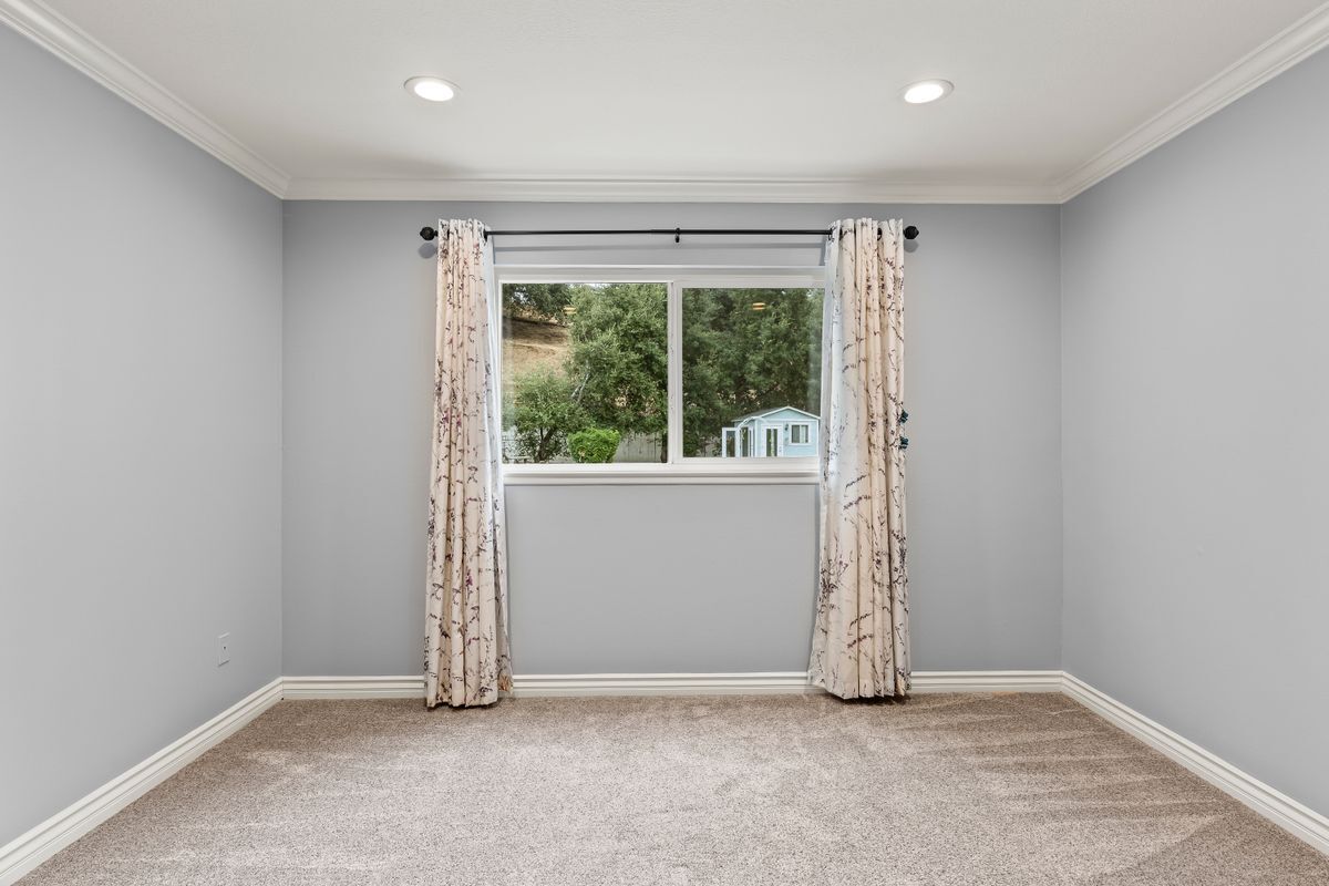 Building Photo - 1096 Canyon View Dr