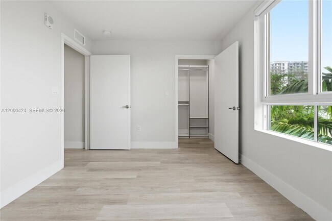 Building Photo - 2505 NE 193rd St