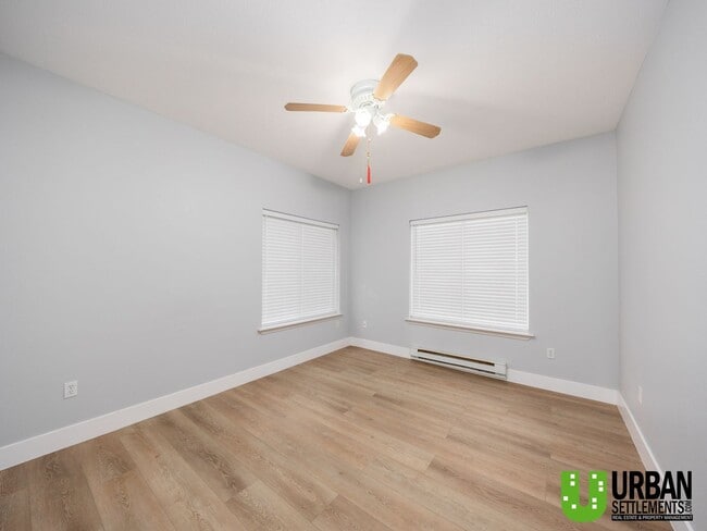Building Photo - Bright 2 Bedroom Condo in Beautiful Libert...