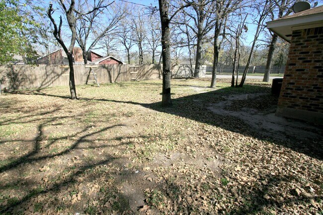 Building Photo - 2301 Raintree Dr