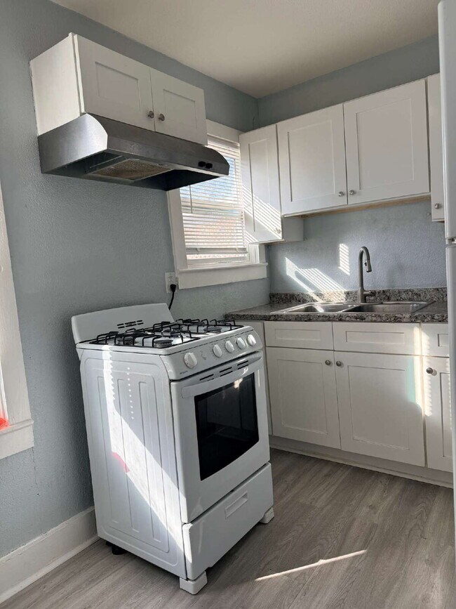 Building Photo - Well located One bed/One bath with in Unit Laundry