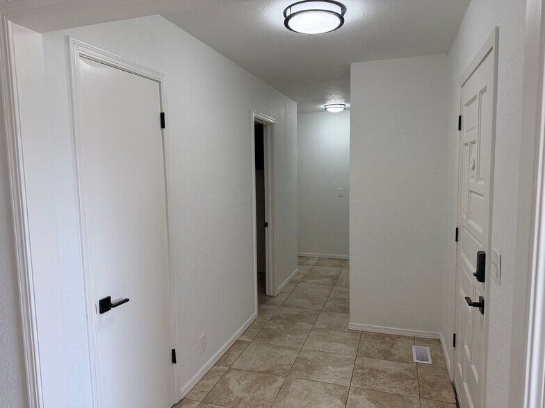Building Photo - 2116 Tanglewood Dr