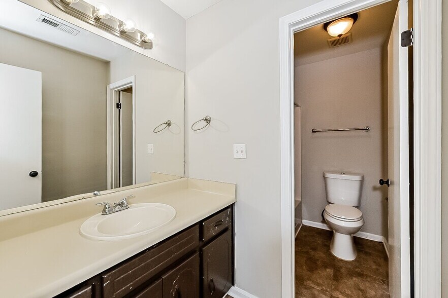Building Photo - 400 Willow Ln