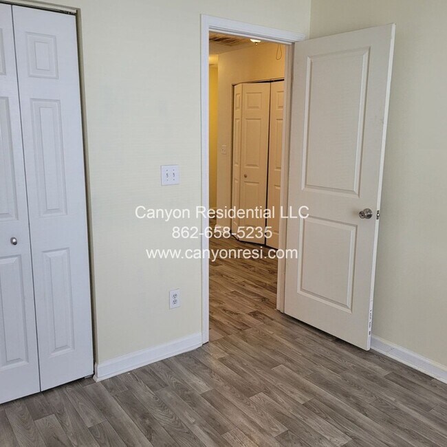 Building Photo - 461 Bedford Knoll Dr