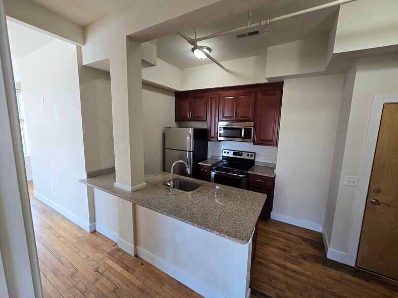 Building Photo - 613 N Lombardy St