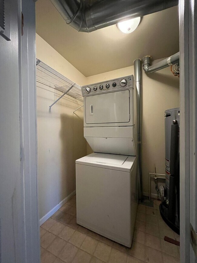 Building Photo - Spacious 2 Bedroom, 1.5 Bath