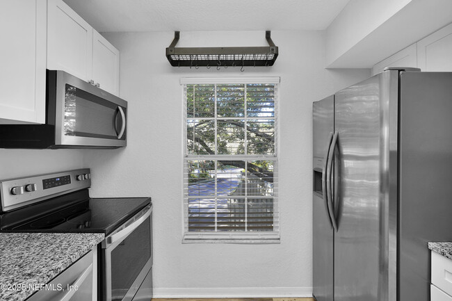 Building Photo - 13700 Richmond Park Dr N