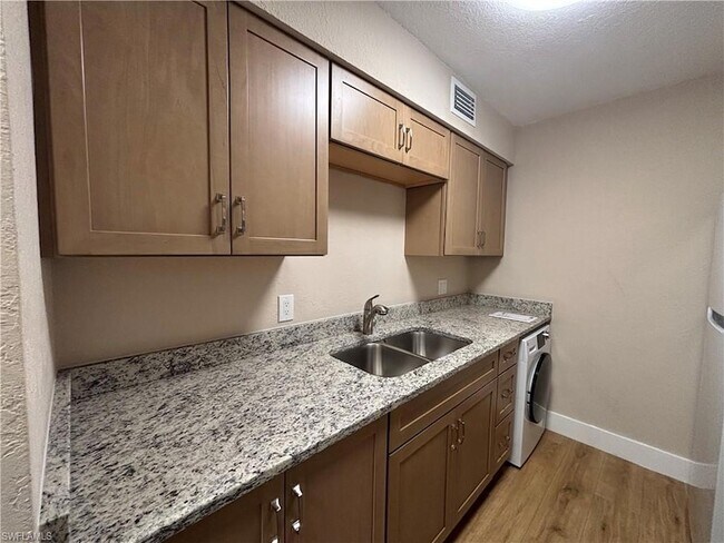 Building Photo - 5327 Summerlin Rd