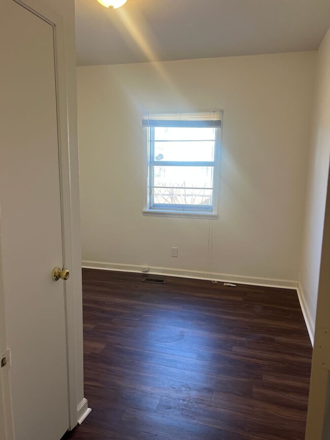 Building Photo - 1 month free with 13 month lease- East Nas...