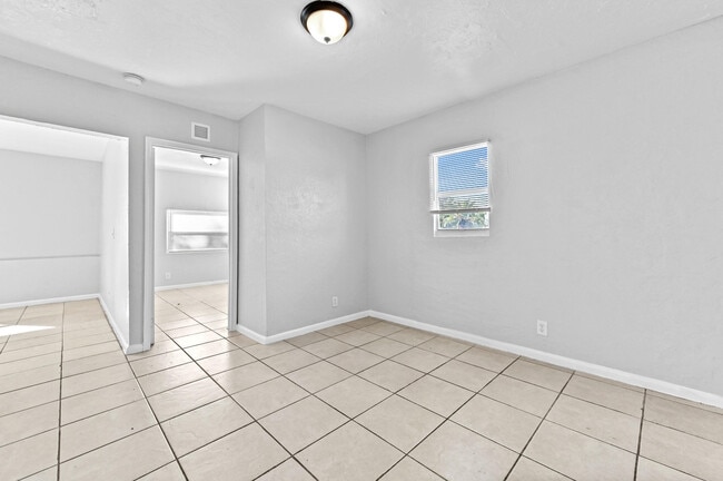 Building Photo - 515 Putnam Rd