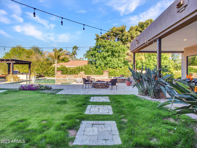 Building Photo - 6031 E Paradise Dr