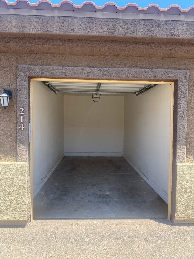 Building Photo - Spacious and Updated 3 Bed/2 Bath Condo w/Garage - Mesa