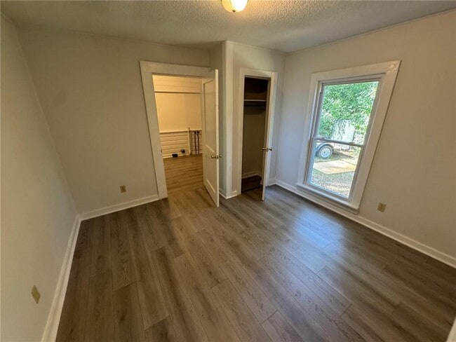 Building Photo - 904 Pansy Ct