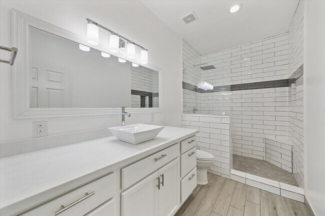 Building Photo - 1425 Oak Hollow Dr