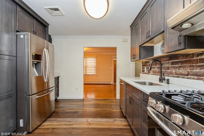 Building Photo - 680 Queen St